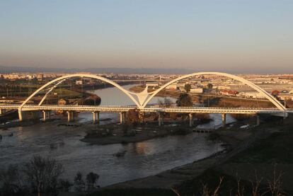 El nuevo puente inaugurado en Córdoba con dos grandes arcos en forma de alas.