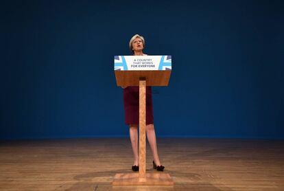 Theresa May intervém no Congresso do Partido Conservador em Birmingham.