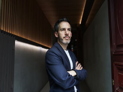 Jaime Palomera, activista y experto en vivienda, autor de 'El secuestro de la vivienda', posa en el centro de Madrid el 13 de mayo de 2025.