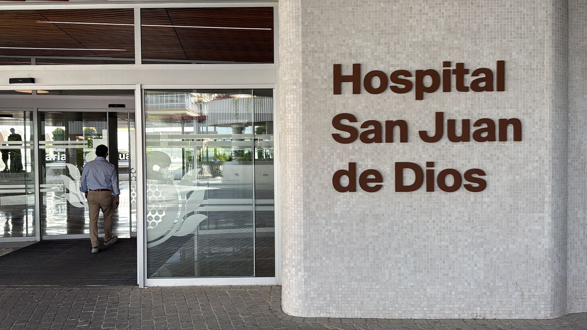 Entrad del hospital San Juan de Dios, en Sevilla, una clínica privada con conciertos con la Junta de Andalucía. / ALEJANDRO RUESGA