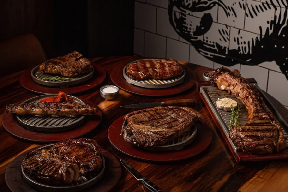 Jurados degustando filetes en el Mundial de la carne