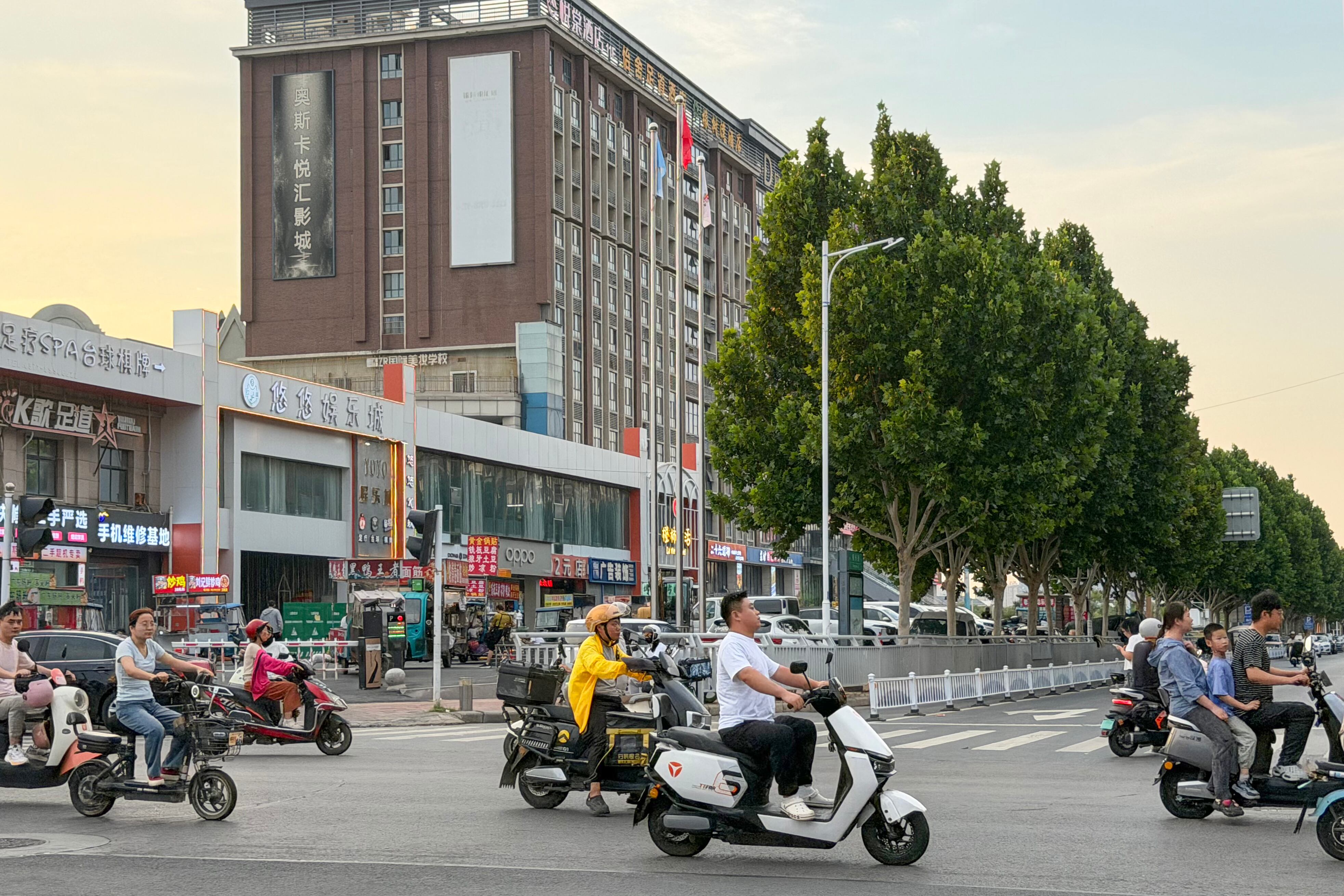 Motociclistas se desplazan en el barrio de residencias para trabajadores de Foxconn, en Zhengzhou, China, el 7 de julio de 2026.