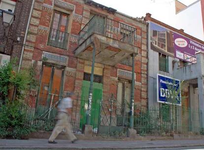 Las casas de la calle de Roma con el cartel que anuncia viviendas de lujo.