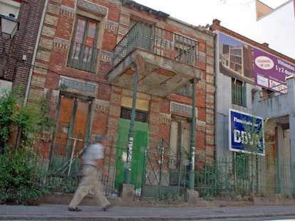 Las casas de la calle de Roma con el cartel que anuncia viviendas de lujo.