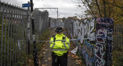 Un policía vigila el lugar donde un adolescente fue apuñalado este miércoles, en Londres.