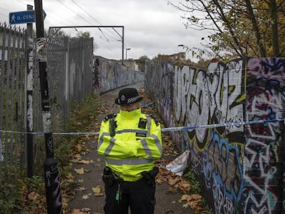 Un policía vigila el lugar donde un adolescente fue apuñalado este miércoles, en Londres.