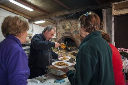 Massimo Santarelli, Giulietta Puglia y Alessandra Santarelli, en pleno proceso de distribución de la comida del día.