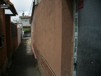 Puerta precintada de la vivienda en Soto del Real en la que se investiga la muerte violenta.