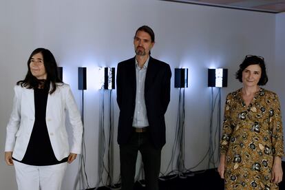 El artista Daniel Canogar, en el centro, junto a la directora del CNIO Maria A. Blasco (izq) y la comisaria de CNIO Arte, artista visual y cineasta Amparo Garrido (der).