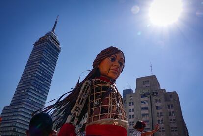 Amal es un proyecto creado por las productoras británicas The Walk Productions y Good Chance, en colaboración con la compañía sudafricana de marionetas Handspring, con la intención de celebrar la diversidad cultural y concientizar sobre la migración humana. En la imagen, la marioneta en el centro histórico de Ciudad de México. 