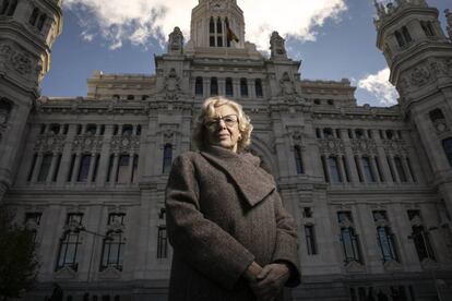 La exalcaldesa de Madrid, Manuela Carmena, posa frente a la sede del Ayuntamiento.