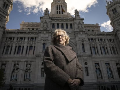 La exalcaldesa de Madrid, Manuela Carmena, posa frente a la sede del Ayuntamiento.