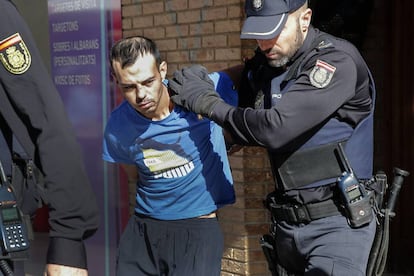 El detenido por el presunto homicidio de su hija, a su salida el lunes del domicilio.