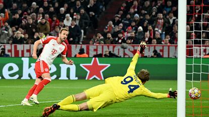 Harry Kane anota el tercer tanto del Bayern frente a la Lazio.