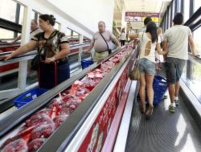 Varias personas hacen sus compras en una gran superficie de Madrid.