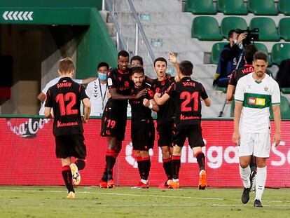 Los jugadores de la Real Sociedad celebran el gol de Portu este sábado ante el Elche.