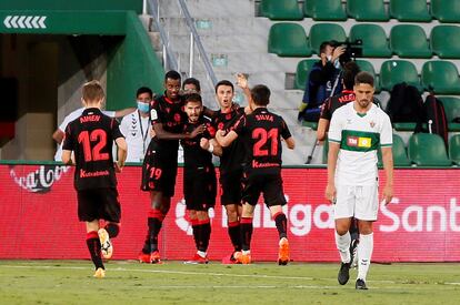 Los jugadores de la Real Sociedad celebran el gol de Portu este sábado ante el Elche.