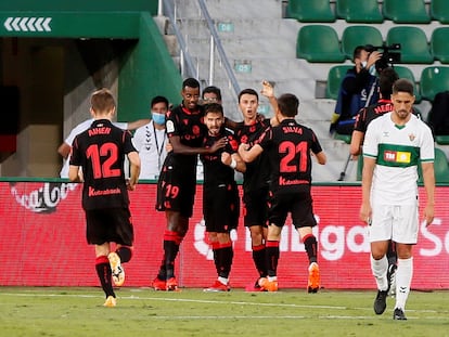 Los jugadores de la Real Sociedad celebran el gol de Portu este sábado ante el Elche.