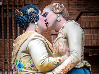 El beso de dos falleras, obras del artista Ral Martnez, que revolucion las redes sociales en 2014 cuando fue portada de una revista gay, figura central de una falla de la seccin especial de Torrent (Valencia) ocho a?os ms tarde.