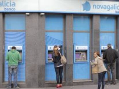 Usuarios de los cajeros en una sucursal de Novagalicia Banco.