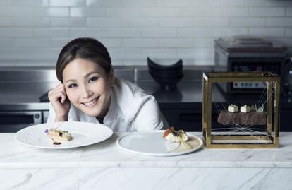 La chef del restaurante Tate Dining Room de Hong Kong, con algunas de sus creaciones.