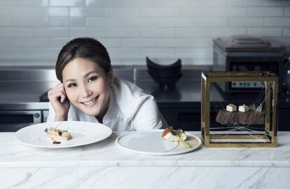 La chef del restaurante Tate Dining Room de Hong Kong, con algunas de sus creaciones. 