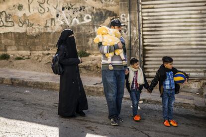 La familia vive en un barrio congestionado, lleno de coches y sin espacios públicos. Los niños no pueden jugar en la calle. Pero los viernes, el día de descanso, los padres los llevan caminando hasta el parque más cercano, a unos 30 minutos de su casa.