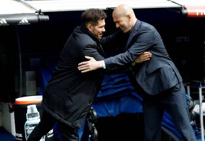 Diego Pablo Simeone y Zinedine Zidane, se saludan antes del partido.