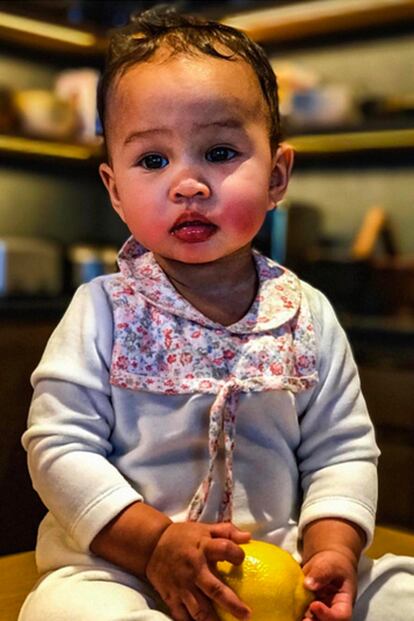 Ni Blue Ivy ni North West. El nuevo bebé favorito de Internet se llama Luna y es hija del cantante John Legend y la modelo Chrissy Teigen. Las imágenes que sus padres comparten en sus perfiles de Instagram generan cientos de miles de likes y otros tantos suspiros.