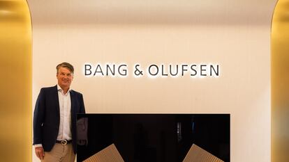 Kristian Teär, consejero delegado de Bang & Olufsen, junto a uno de los equipos de la firma.