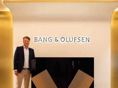 Kristian Teär, consejero delegado de Bang & Olufsen, junto a uno de los equipos de la firma.