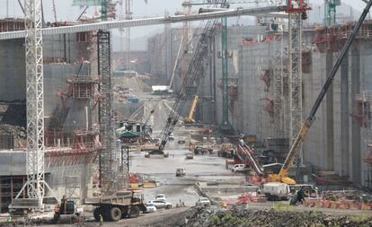 Decenas de vehículos y máquinaria pesada, en el verano de 2014, en la obra del Canal de Panamá.