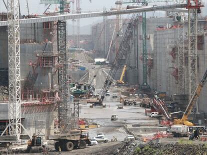 Decenas de vehículos y máquinaria pesada, en el verano de 2014, en la obra del Canal de Panamá.