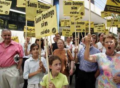 Protesta de los vecinos de Santo Domingo en la Comisión del Ruido por las molestias del aeropuerto .