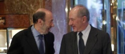 Alfredo Pérez Rubalcaba, a la izquierda, junto a Rodrigo Rato.