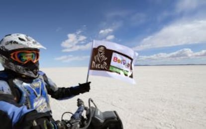 Un motorista promociona el Rally Dakar 2014 en el salar de Uyuni (Bolivia).