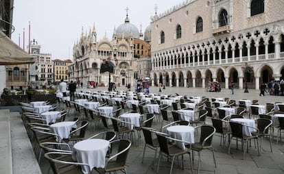 Mesas vacías en un restaurante situado frente al Palacio del Dogo en Venecia, una zona habitualmente saturada de turistas. Fotografía tomada el 5 de marzo.