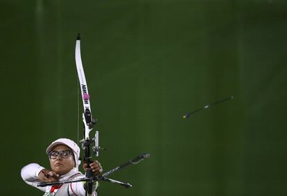 La iraní Zahra Nemati compite en la final de tiro con arco.