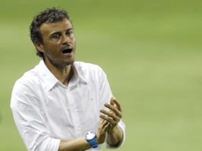 Luis Enrique aplaude una jugada de su equipo.