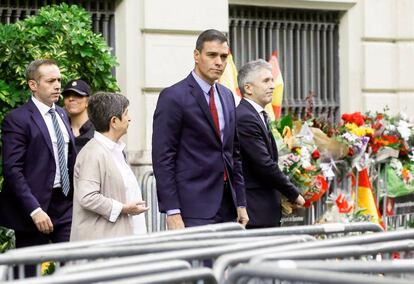 Pedro Sánchez, acompañado por el ministro del Interior y la delegada del Gobierno en Cataluña, en Barcelona.