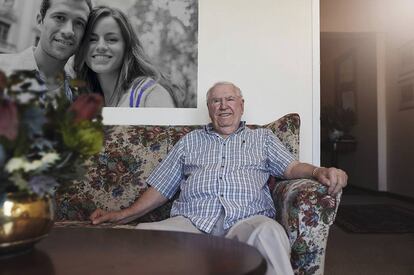 Ibrahim Mohim posa sonriente en el salón de su casa junto al retrato de Marisa Roser y Josep Ripoll.