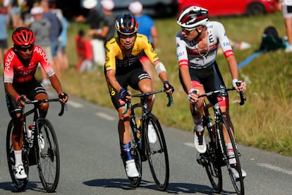 De izquierda a derecha, Nairo Quintana, Primo Roglic y Tadej Pogacar en la subida al Peyresourde en la octava etapa del Tour.