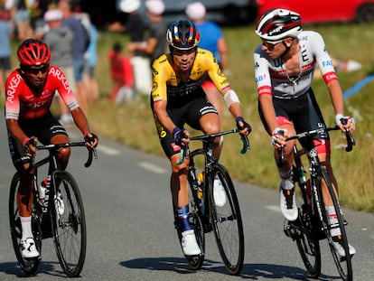 De izquierda a derecha, Nairo Quintana, Primo Roglic y Tadej Pogacar en la subida al Peyresourde en la octava etapa del Tour.