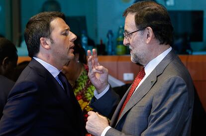 El presidente del Gobierno español, Mariano Rajoy habla con el primer ministro de Italia, Matteo Renzi, en Bruselas en 2014.