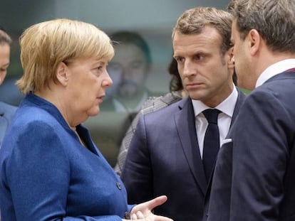 Angela Merkel habla con Emmanuel Macron y con el primer ministro de Luxemburgo, Xavier Bettel, en la cumbre europea del mes pasado.