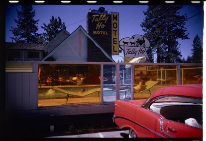 Fotografía en color de Garry Winogrand de 1964.