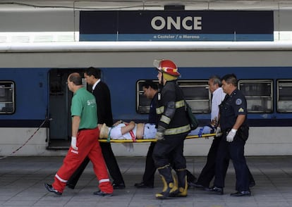 Una víctima del accidente en la estación de Once es evacuado por los equipos de rescate.