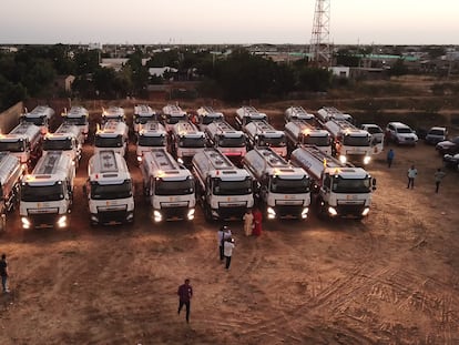 Algunos de los 40 carrotanques a su llegada a Uribia, La Guajira, el 20 de enero.