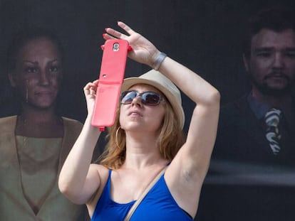 Una mujer toma una foto con su móvil en Bratislava (Eslovaquia).