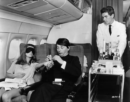 Julie Christie, asustada por las turbulencias de un avión, en la película 'Buscando a Gregory' (1969)